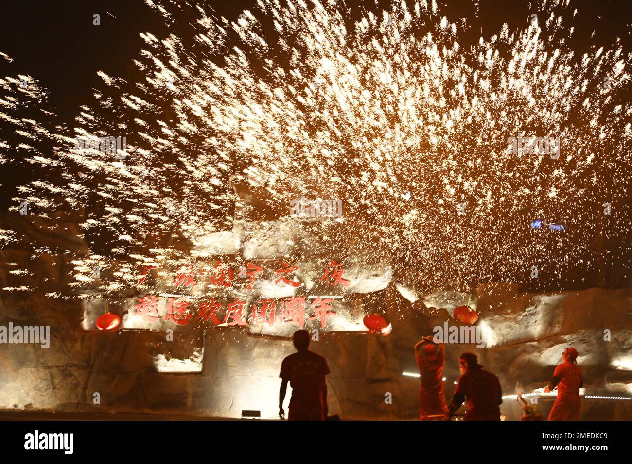 NANNING, CINA - 23 GENNAIO 2023 - due maestri si esibiscono nell'arte popolare del 'battere i fiori di ferro' a Nanning, nel reg autonomo Guangxi Zhuang della Cina del Sud Foto Stock