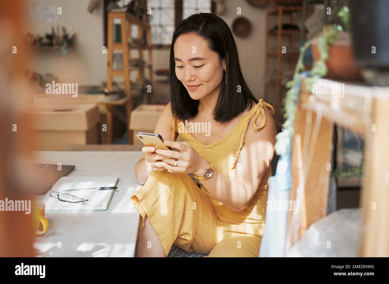 Telefono, relax o donna giapponese su digitazione sui social media, invio di messaggi di testo o ricerca di contenuti online in pausa. Chat, imprenditore o felice ragazza asiatica sorriso Foto Stock