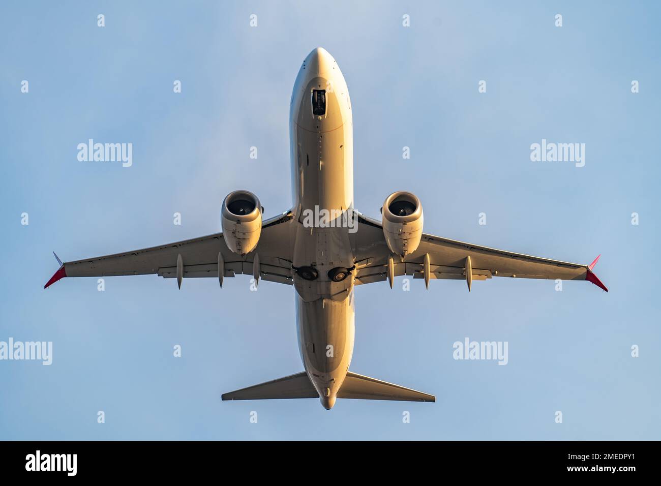 L'aereo passeggeri vola in cielo, vista dal basso. Concetto di viaggio in aereo. Foto Stock