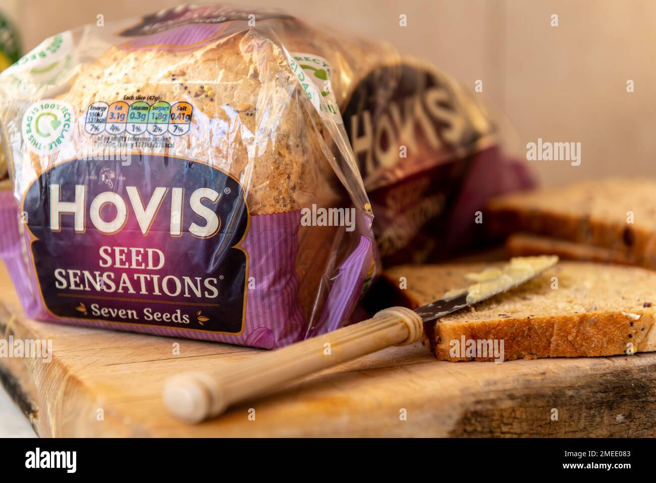 Londra. UK- 01.22.2023.A pacchetto di pane Hovis Seed Sensation pane su una tavola di legno da cucina. Foto Stock