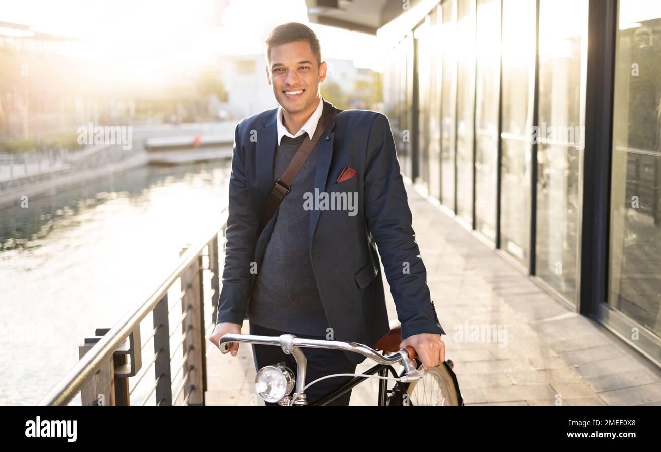 Viaggio in bicicletta, ritratto o uomo d'affari in bicicletta al lavoro, lavoro di carriera o relax viaggio mattutino a San Francisco città. Trasporto ecologico Foto Stock