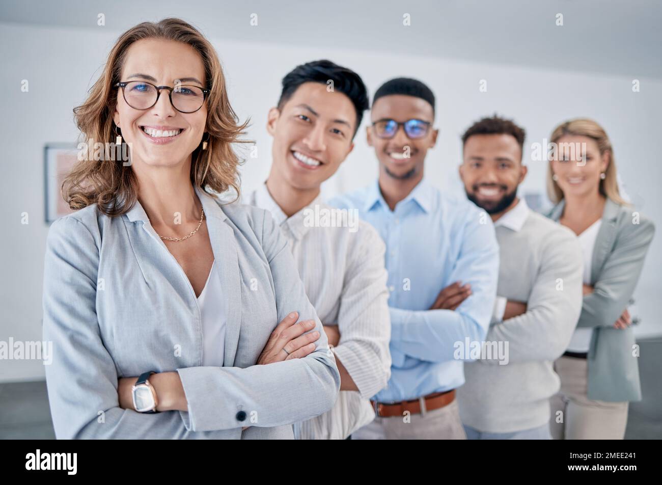 Persone orgogliose, ritrattate e felici con lavoro di squadra, leadership e visione per il successo di manager, dipendenti o personale. Chi siamo, missione e sorriso di boss Foto Stock