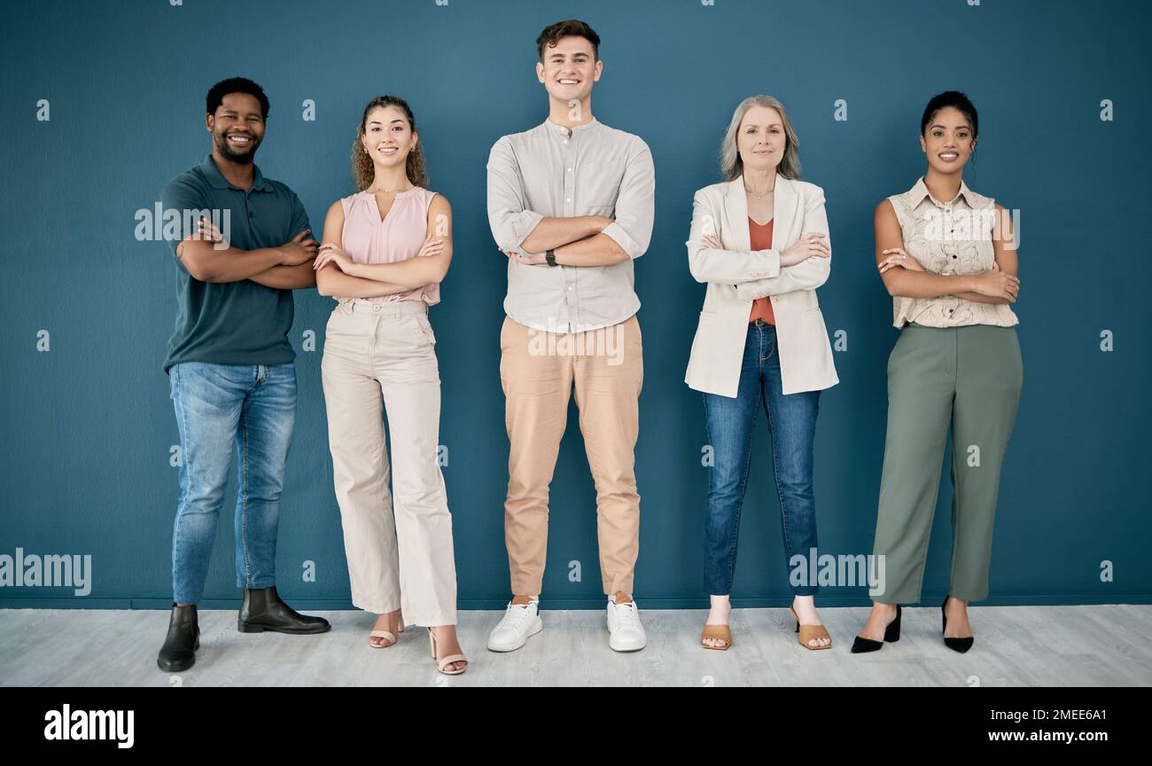Ritratto, braccia incrociate e lavoro di squadra di uomini d'affari in ufficio pronti per obiettivi o obiettivi. Gruppo, collaborazione e diversità di fiducioso, felice o. Foto Stock