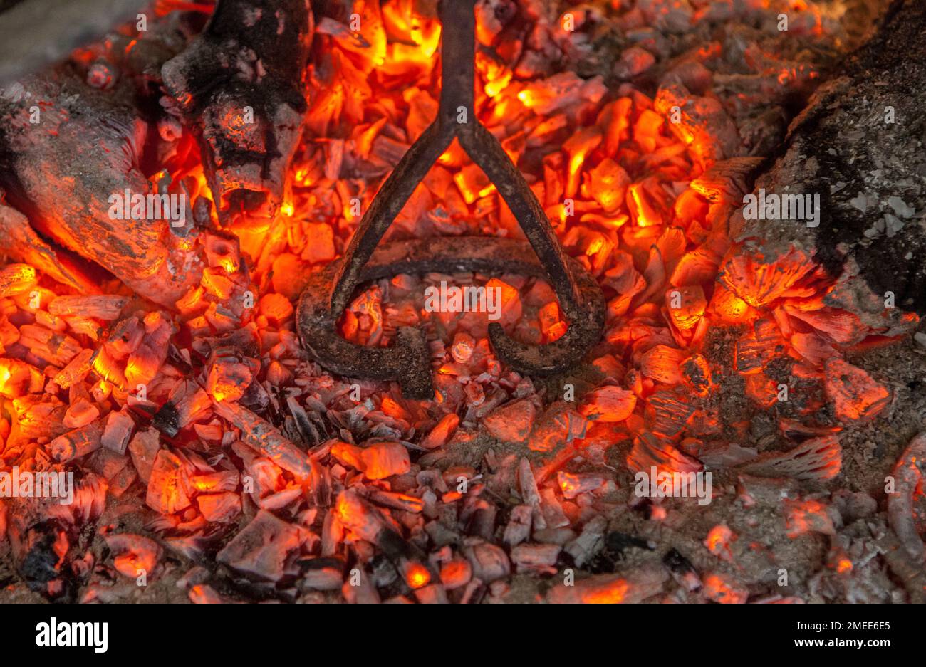 Riscaldamento marcare a caldo ferro per bestiame bovino su brace. Messa a fuoco selettiva Foto Stock