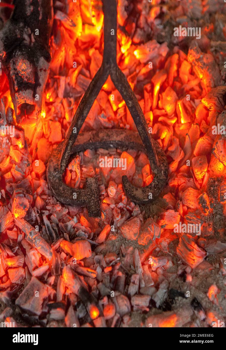 Riscaldamento marcare a caldo ferro per bestiame bovino su brace. Messa a fuoco selettiva Foto Stock