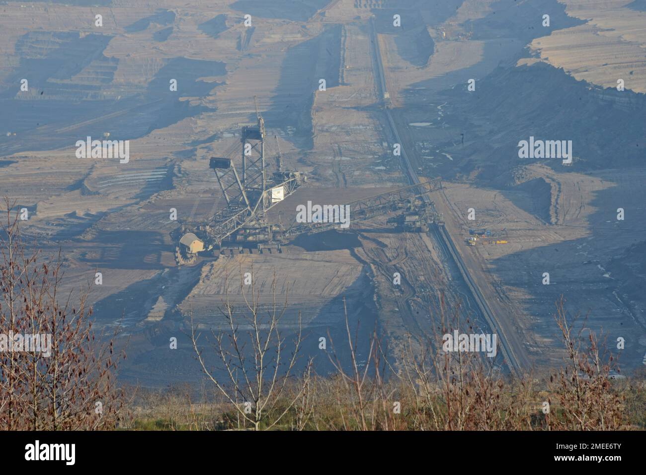 Escavatore gommatico a benna gigante nella miniera di Hambach, Germania, scavando carbone marrone lignite per la centrale elettrica di Neurath, siti di proteste a causa del cambiamento climatico Foto Stock