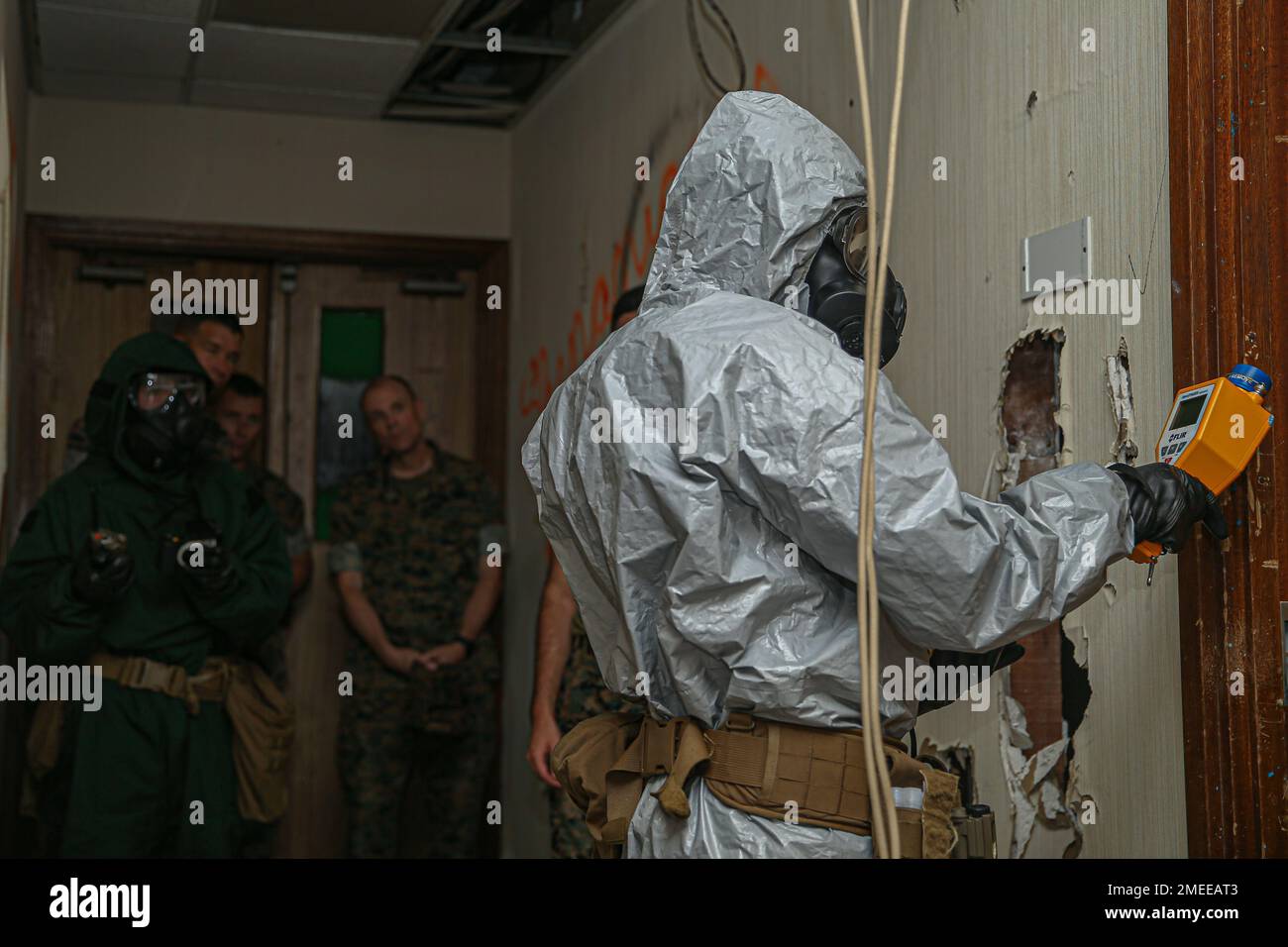 STATI UNITI Marine Corps specialisti della difesa chimica, biologica, radiologica e nucleare da unità di III Marine Expeditionary Force ricerca di materiale pericoloso durante esercizio tossico Bayou a Kadena Air base, Okinawa, Giappone, 16 agosto 2022. I Marines hanno condotto l'esercitazione Batou tossico per raffinare le loro abilità nelle operazioni contro le armi di distruzione di massa attraverso gli ambienti unici e difficili. 3rd MLG, con sede a Okinawa, in Giappone, è un'unità di combattimento schierata a termine che funge da colonna portante di supporto globale per la logistica e il servizio di combattimento di III MEF per le operazioni in tutto l'Indo-Pacif Foto Stock