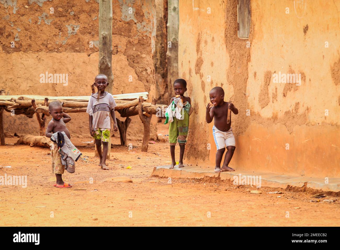 Bambini africani che giocano sulla strada del villaggio di Larabanga Foto Stock