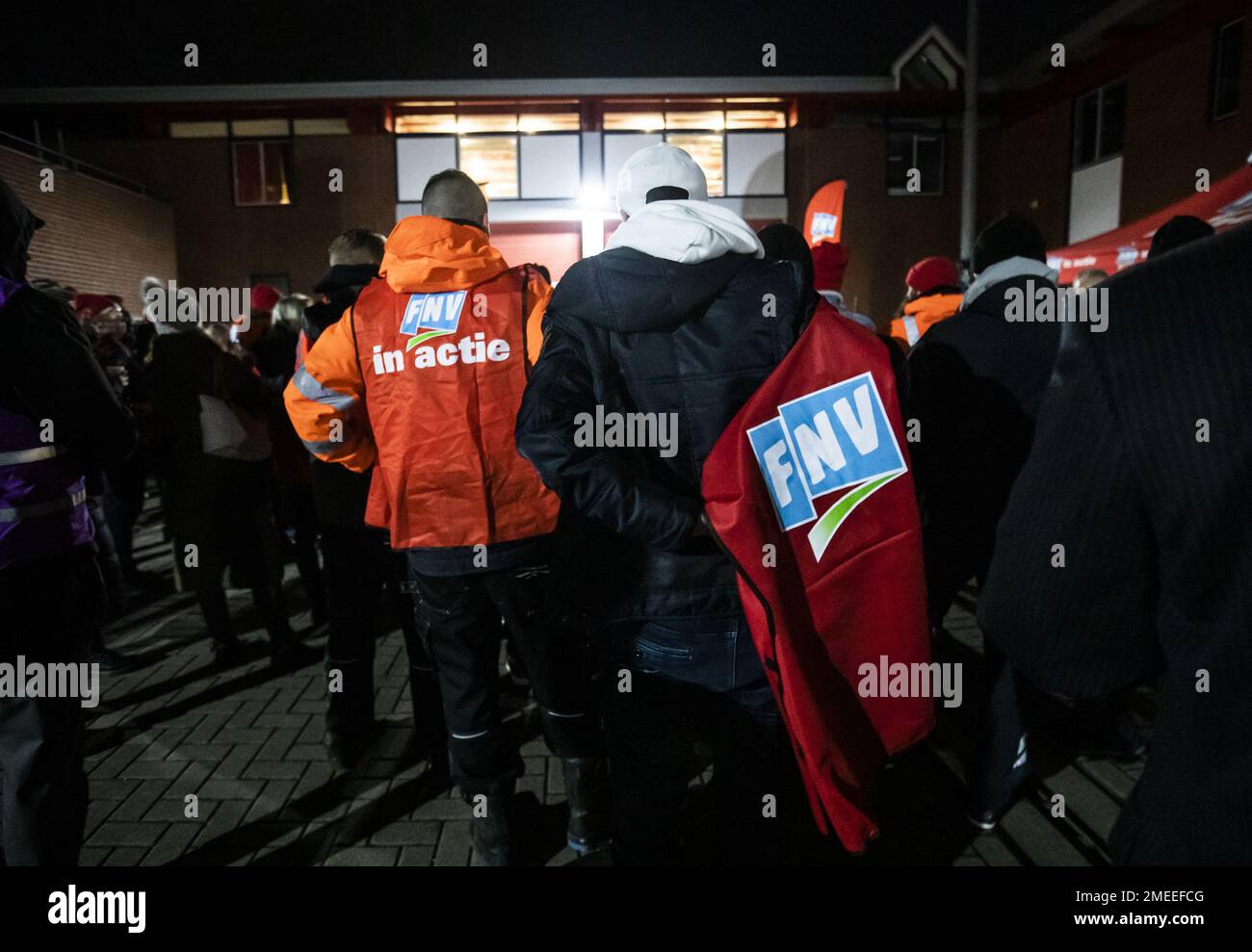 Almere, Paesi Bassi. 24th Jan, 2023. ALMERE - impressionanti funzionari comunali si incontrano. I raccoglitori di rifiuti e gli ufficiali investigatori speciali (boas) sono in sciopero per due giorni. Gli attivisti vogliono far rispettare un migliore accordo collettivo sul lavoro con interruzioni e scioperi. ANP EVA PLEVIER netherlands OUT - belgium OUT Credit: ANP/Alamy Live News Foto Stock