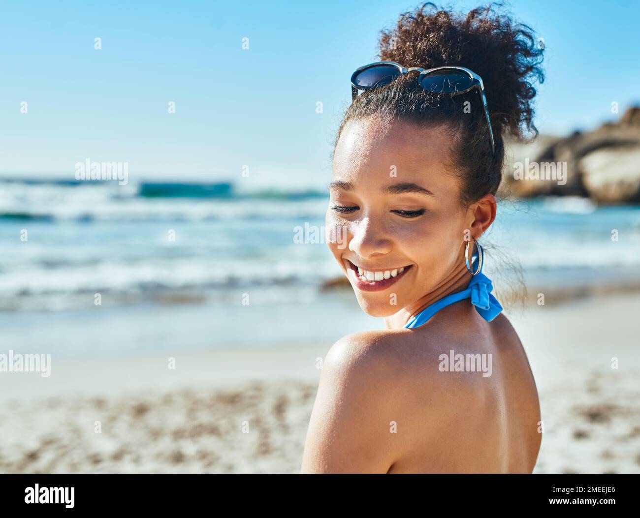 Il modo più sicuro per illuminare. una bella giovane donna che si gode una giornata estiva in spiaggia. Foto Stock