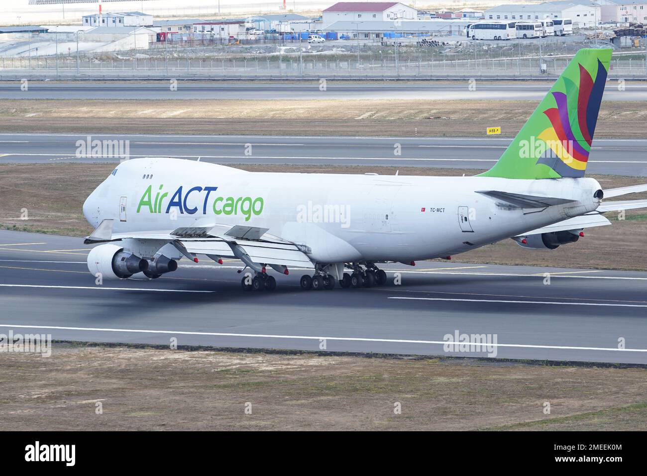 ISTANBUL, TURKIYE - 06 AGOSTO 2022: ACT Airlines Boeing 747-412FSCD (26559) che atterra all'aeroporto internazionale di Istanbul Foto Stock