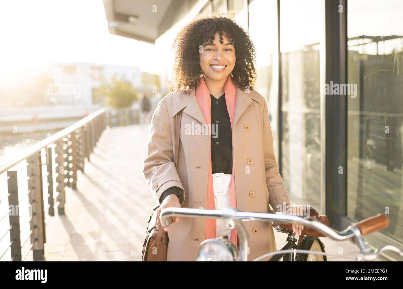 Viaggio in bicicletta, ritratto o donna nera in bicicletta al lavoro, lavoro professionale o relax viaggio mattutino nella città di San Francisco. Trasporto ecologico Foto Stock