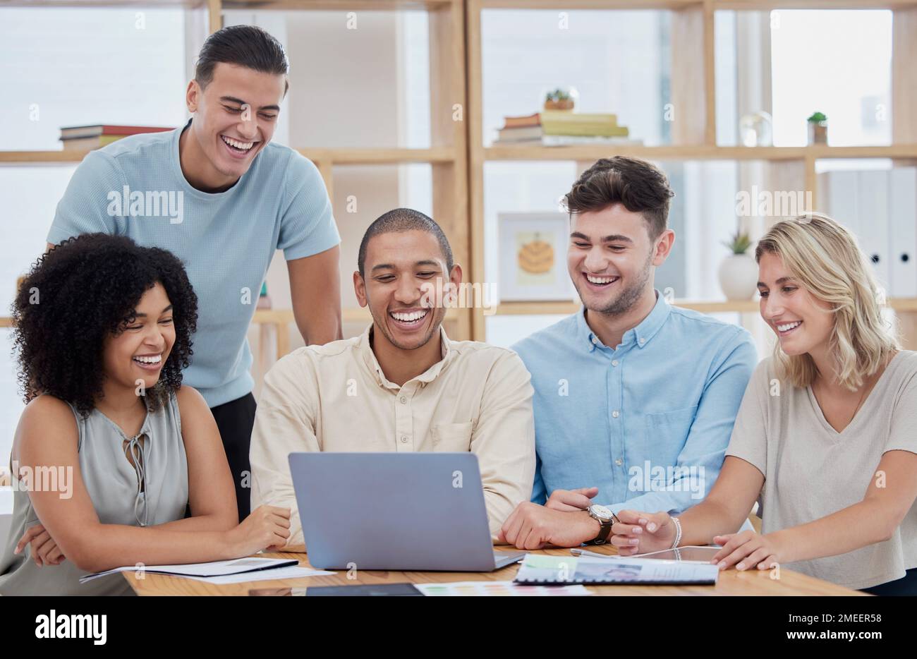 Ricerca, analisi o business people su notebook per Internet, ricerca di contenuti sui social media o networking. Pianificazione, felice o lavoro di squadra sulla tecnologia per Foto Stock