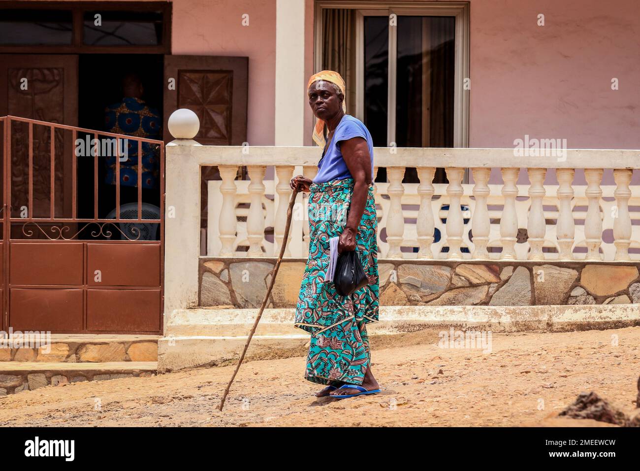 Le persone africane locali che svolgono un lavoro quotidiano nel villaggio del Ghana, Africa occidentale Foto Stock