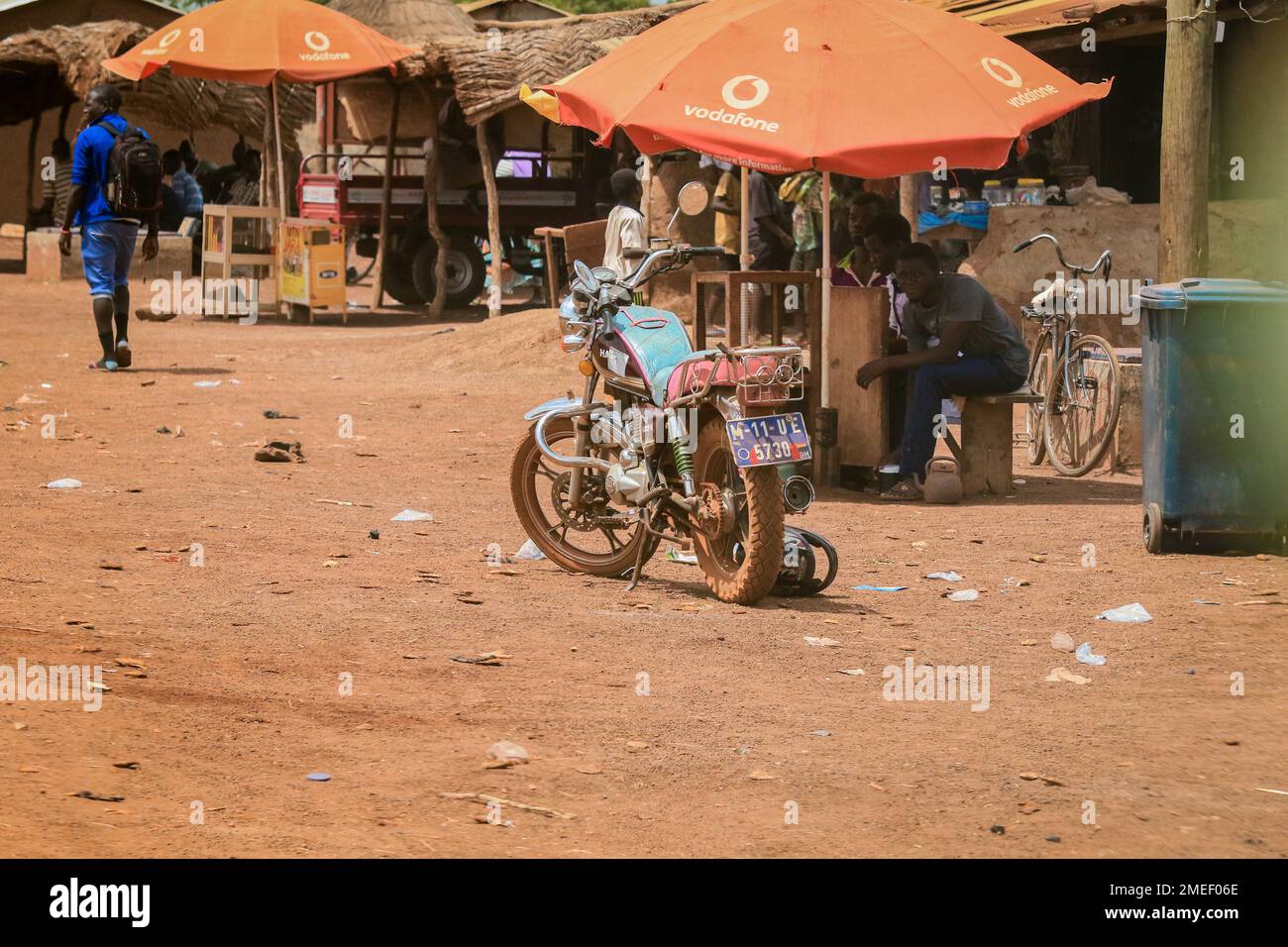 Le persone africane locali che svolgono un lavoro quotidiano nel villaggio del Ghana, Africa occidentale Foto Stock