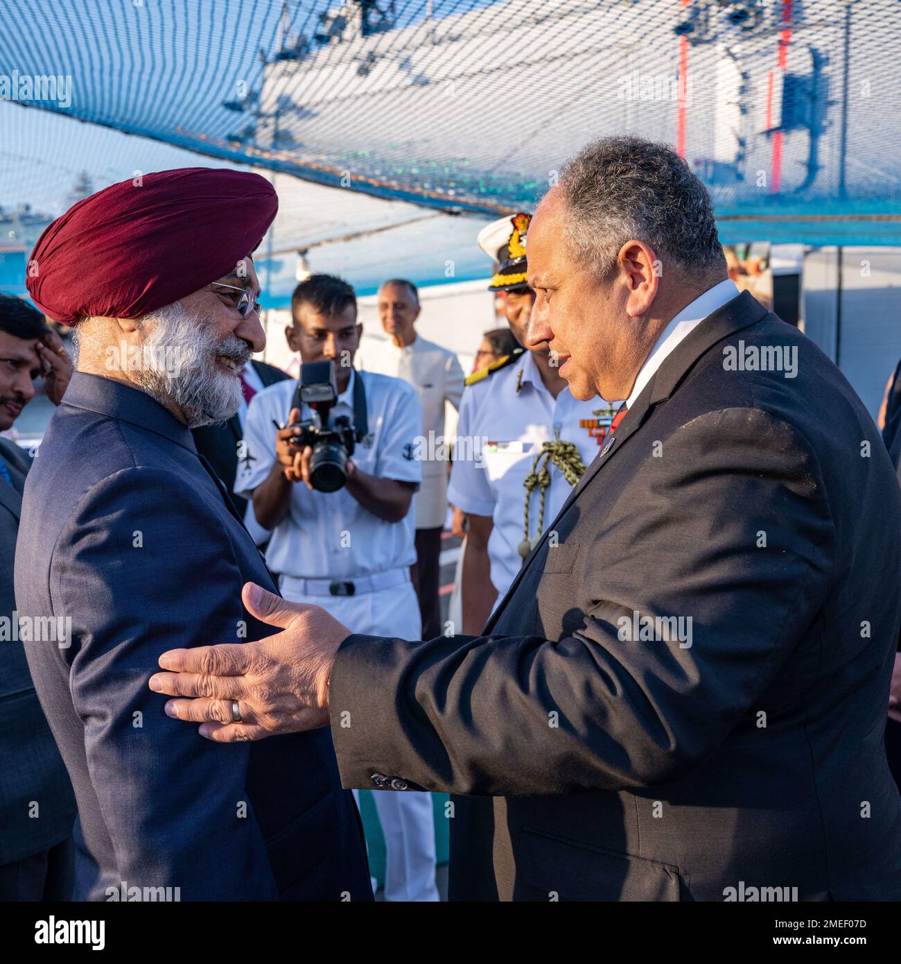 SAN DIEGO (16 agosto 2022) — il Segretario della Marina Carlos del Toro saluta l'Ambasciatore Taranjit Singhu Sandhu, ambasciatore dell'India negli Stati Uniti, prima di un ricevimento a bordo della fregata INDIANA di classe Shivalik INS Sappura (F48) a San Diego 16 agosto 2022. Del Toro sta visitando San Diego e Monterey per visitare con i marinai e i Marines ai comandi di installazione, impegnarsi con la leadership al Simposio di addestramento del ufficiale di bandiera di Surface Warfare e discutere le iniziative strategiche alla Scuola Navale di Postgraduazione. Foto Stock