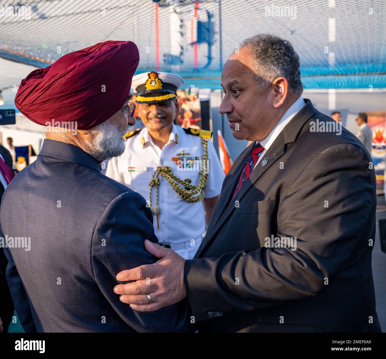 SAN DIEGO (16 agosto 2022) — il Segretario della Marina Carlos del Toro saluta l'Ambasciatore Taranjit Singhu Sandhu, ambasciatore dell'India negli Stati Uniti, prima di un ricevimento a bordo della fregata INDIANA di classe Shivalik INS Sappura (F48) a San Diego 16 agosto 2022. Del Toro sta visitando San Diego e Monterey per visitare con i marinai e i Marines ai comandi di installazione, impegnarsi con la leadership al Simposio di addestramento del ufficiale di bandiera di Surface Warfare e discutere le iniziative strategiche alla Scuola Navale di Postgraduazione. Foto Stock