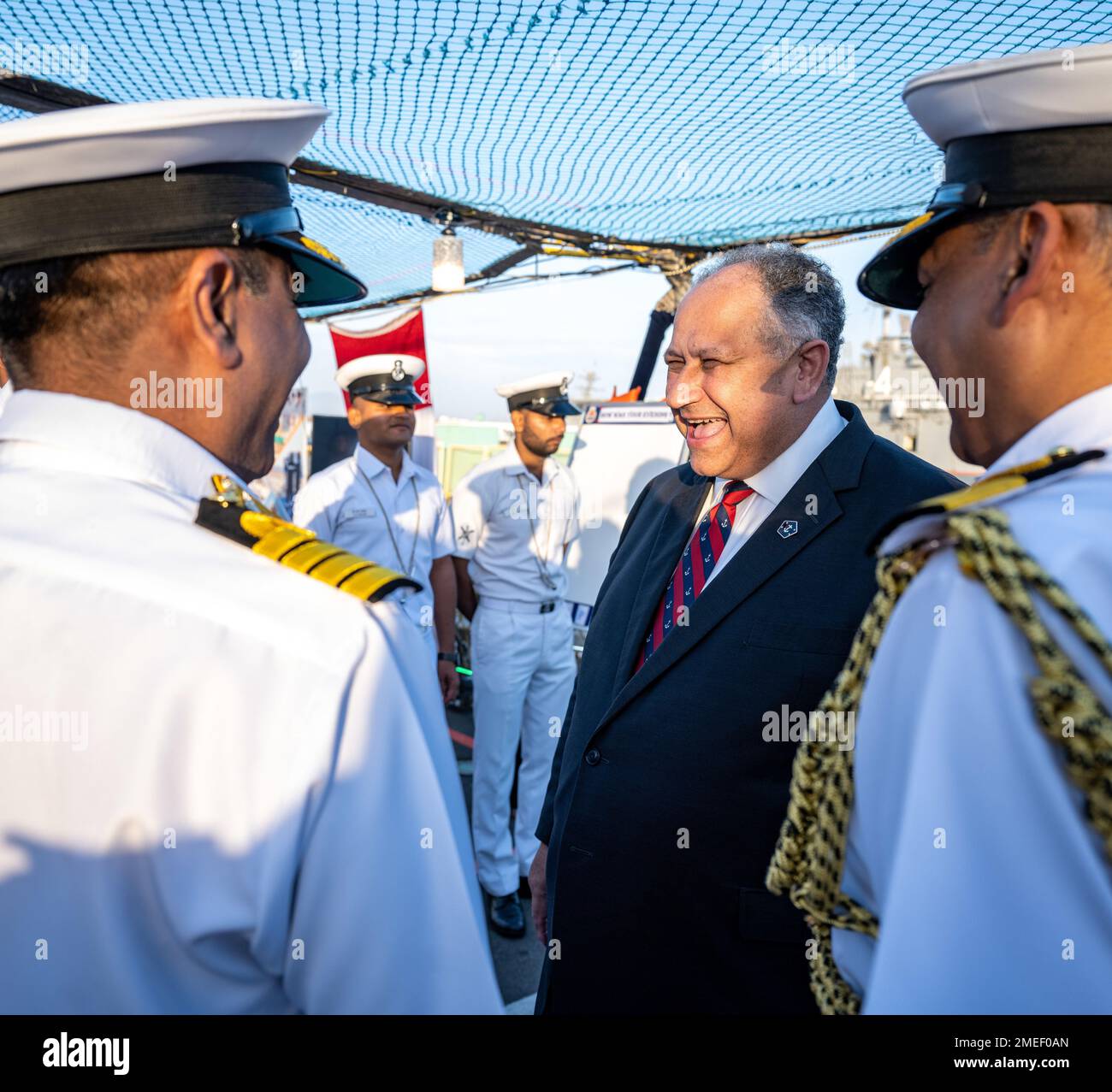 SAN DIEGO (16 agosto 2022) — il Segretario della Marina Carlos del Toro saluta l'equipaggio della fregata indiana di classe Shivalik INS Sattrura (F48) prima di un ricevimento a bordo della nave a San Diego 16 agosto 2022. Del Toro sta visitando San Diego e Monterey per visitare con i marinai e i Marines ai comandi di installazione, impegnarsi con la leadership al Simposio di addestramento del ufficiale di bandiera di Surface Warfare e discutere le iniziative strategiche alla Scuola Navale di Postgraduazione. Foto Stock