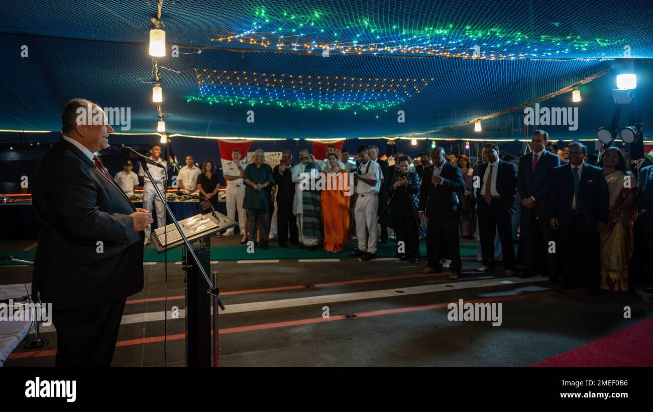 SAN DIEGO (16 agosto 2022) — il Segretario della Marina Carlos del Toro consegna le sue osservazioni durante un ricevimento a bordo della fregata INDIANA di classe Shivalik INS Satpura (F48) a San Diego 16 agosto 2022. Del Toro sta visitando San Diego e Monterey per visitare con i marinai e i Marines ai comandi di installazione, impegnarsi con la leadership al Simposio di addestramento del ufficiale di bandiera di Surface Warfare e discutere le iniziative strategiche alla Scuola Navale di Postgraduazione. Foto Stock