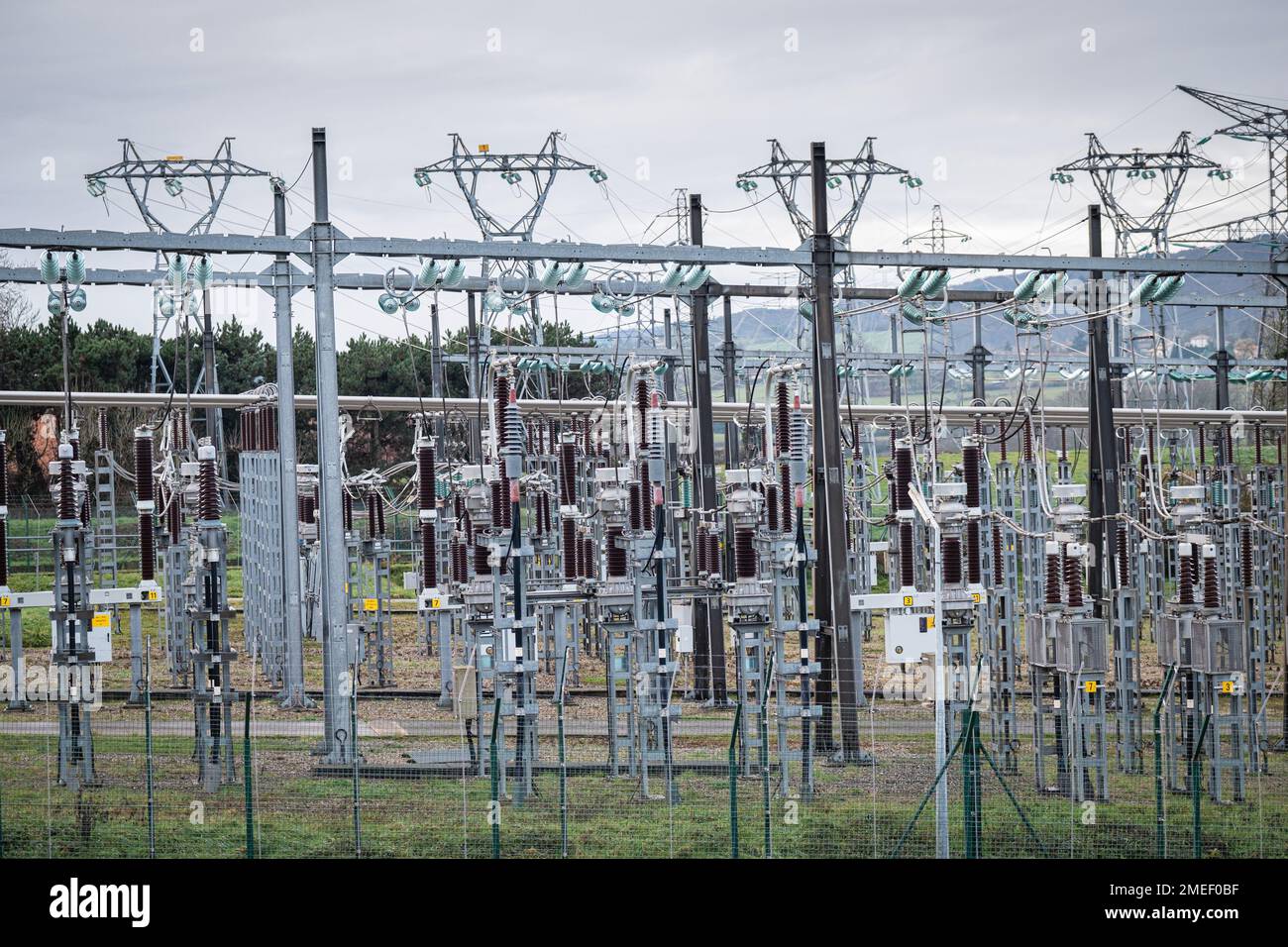 Francia, Lentilly, 2023-01-03. Rete di trasmissione elettrica con tralicci elettrici. Fotografia di Franck CHAPOLARD Foto Stock