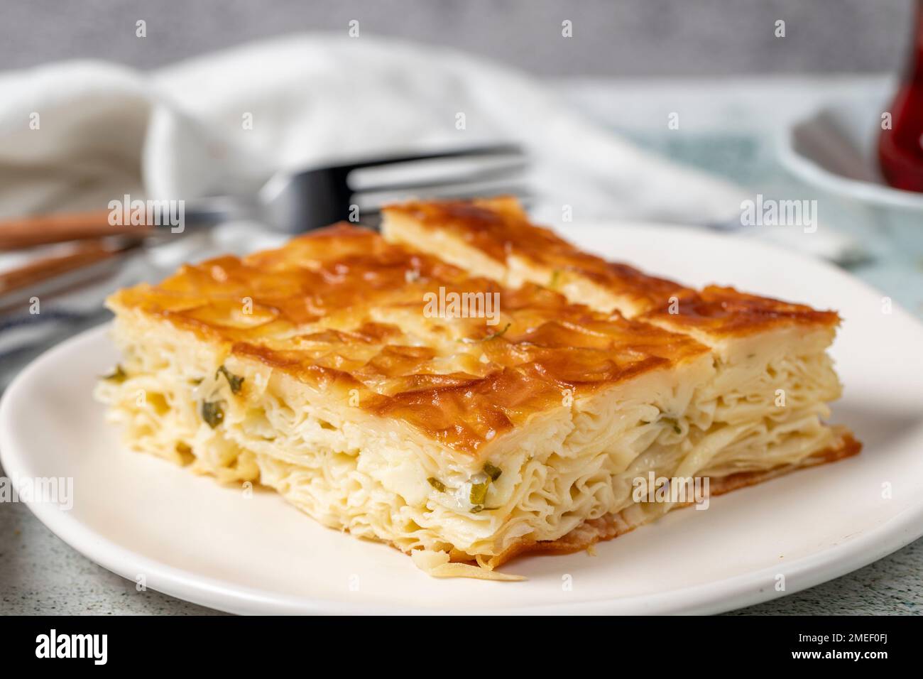 Turco su Boregi o Tabla borek con formaggio. Patty Turco su sfondo di pietra. Primo piano Foto Stock