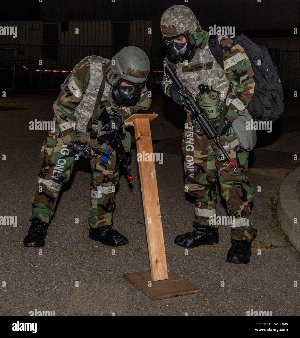 Airman Clinton Brown, tecnico dell'impianto elettrico e Joaqan Pizarro, ingegnere dell'impianto di acqua e combustibili della classe Airman 1st, dell'ingegnere civile Squadron del 51st, controlla la presenza di sostanze chimiche simulate durante una scansione di ricognizione post-attacco (PAR) durante un evento di addestramento presso la base aerea Osan, Repubblica di Corea, 16 agosto 2022. LE spazzole PAR consentono agli Airmen di controllare eventuali pericoli all'interno di un perimetro che circonda la propria area di lavoro. Foto Stock