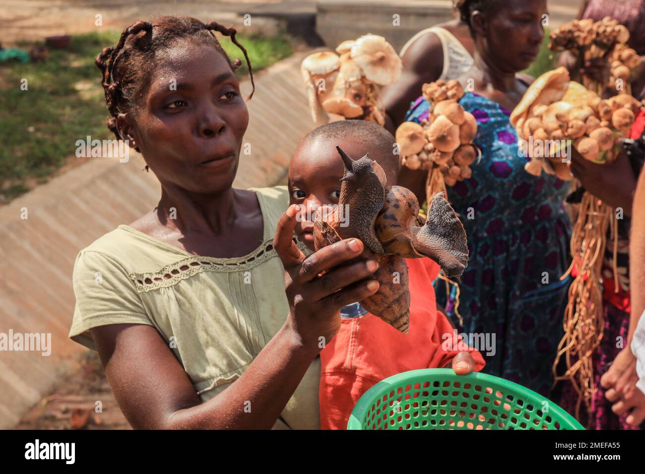 Accra, Ghana - 06 aprile 2022: Gente locale africana che vende prodotti sulla via Ghana Foto Stock