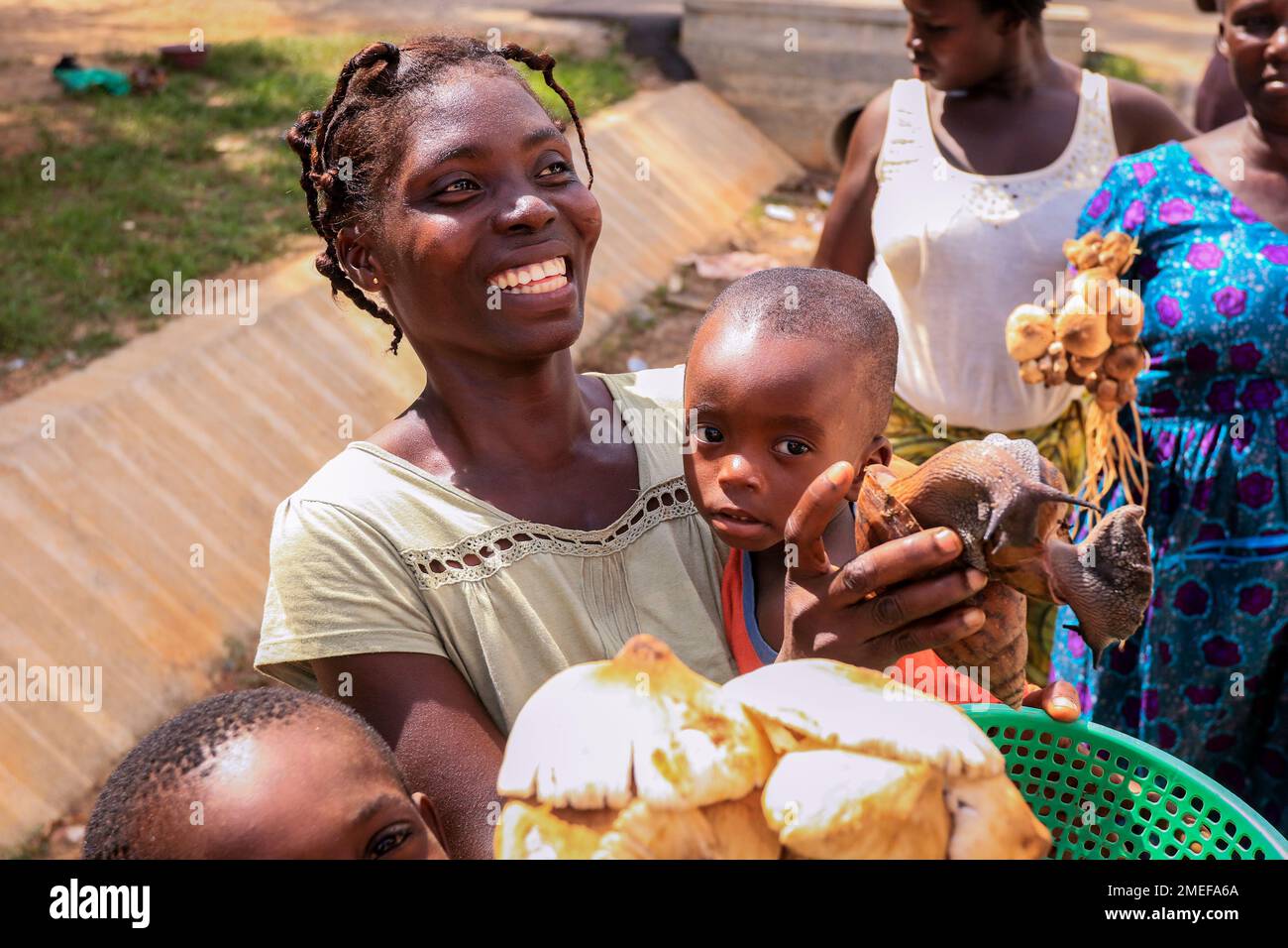Accra, Ghana - 06 aprile 2022: Gente locale africana che vende prodotti sulla via Ghana Foto Stock