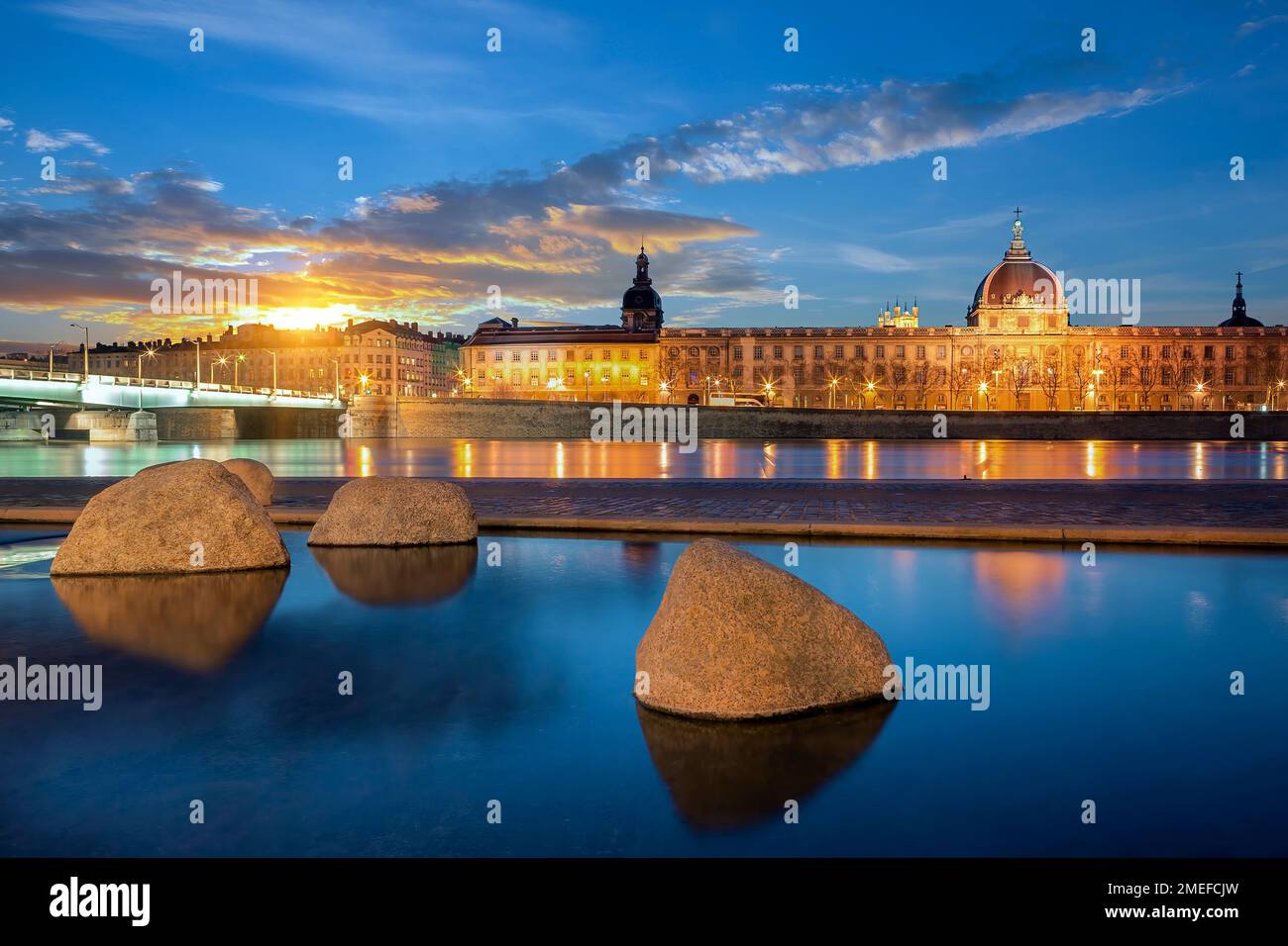 Fiume Rodano nella città di Lione al tramonto, Francia. Foto Stock
