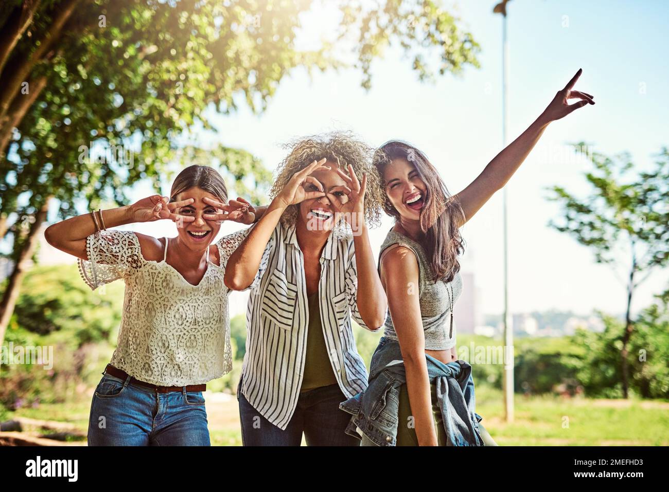 Il divertimento non si ferma mai quando erano in giro. Ritratto di un gruppo di amici che si uniscono all'aperto. Foto Stock