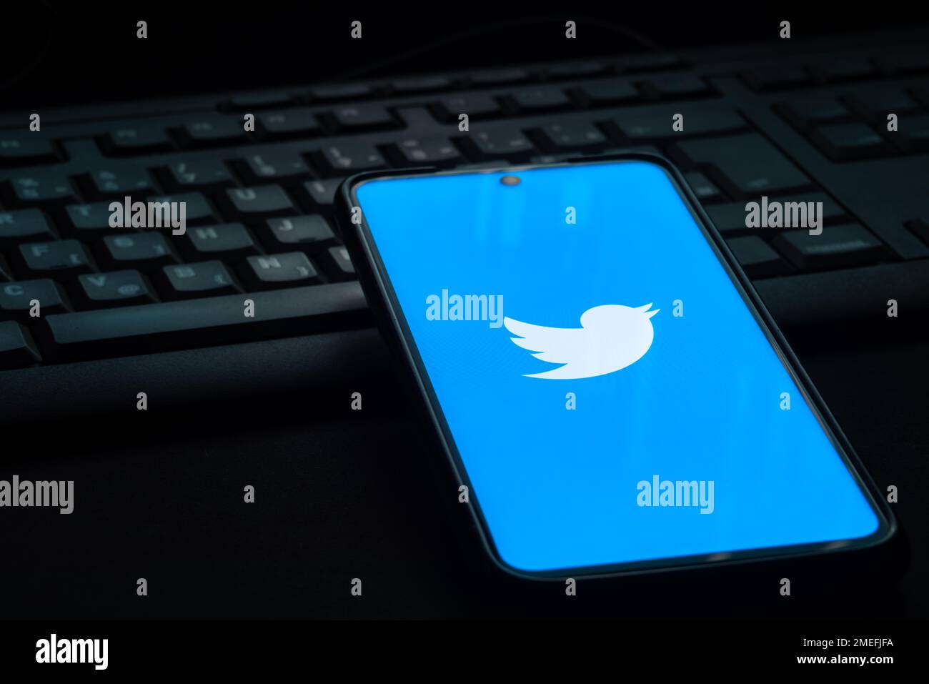 Ljubljana, Slovenia - 21 gennaio 2023: Logo Twitter sullo schermo dello smartphone adagiato sulla tastiera del computer Foto Stock