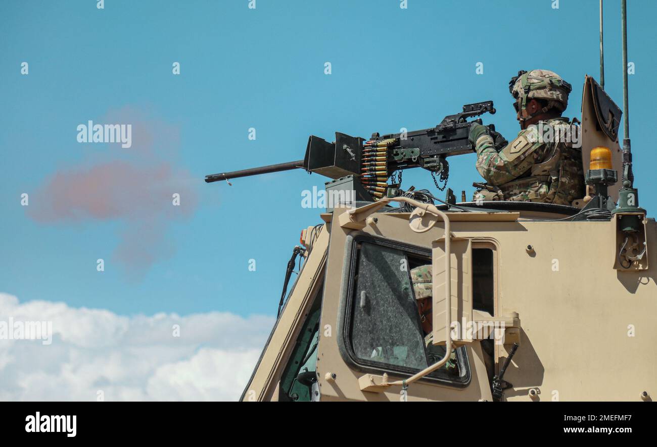 STATI UNITI Soldati assegnati a 299th Battaglione di supporto della Brigata, 2nd squadra di combattimento della Brigata Armorata, 1st Divisione di Fanteria spara una mitragliatrice del calibro di M2 Browning .50 montata durante un'esercitazione di fuoco dal vivo durante la rotazione decisiva di azione 22-09 al Centro Nazionale di addestramento, Fort Irwin, Calif., 16th agosto 2022. Foto Stock