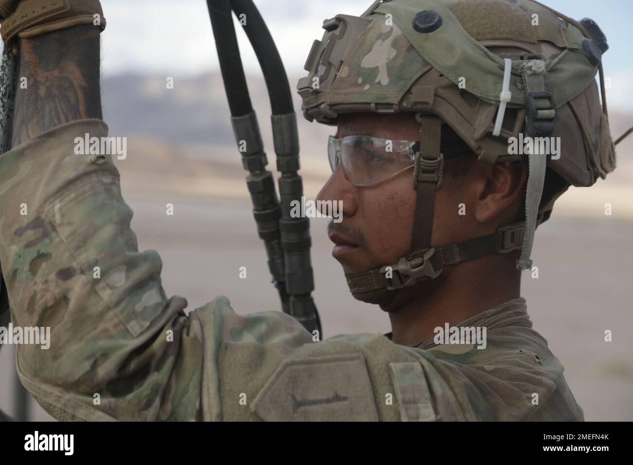 NEGLI STATI UNITI Soldier assegnato a 82nd ingegnere battaglione, 2nd squadra di combattimento della Brigata blindata, 1st divisione fanteria, installa pali per concertina durante decisive Action Rotation 22-09 presso il National Training Center, Fort Irwin, California, 16 agosto 2022. Foto Stock