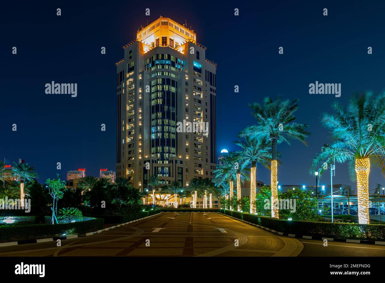 Splendida vista notturna del Ritz Carlton Hotel Doha Qatar Foto Stock