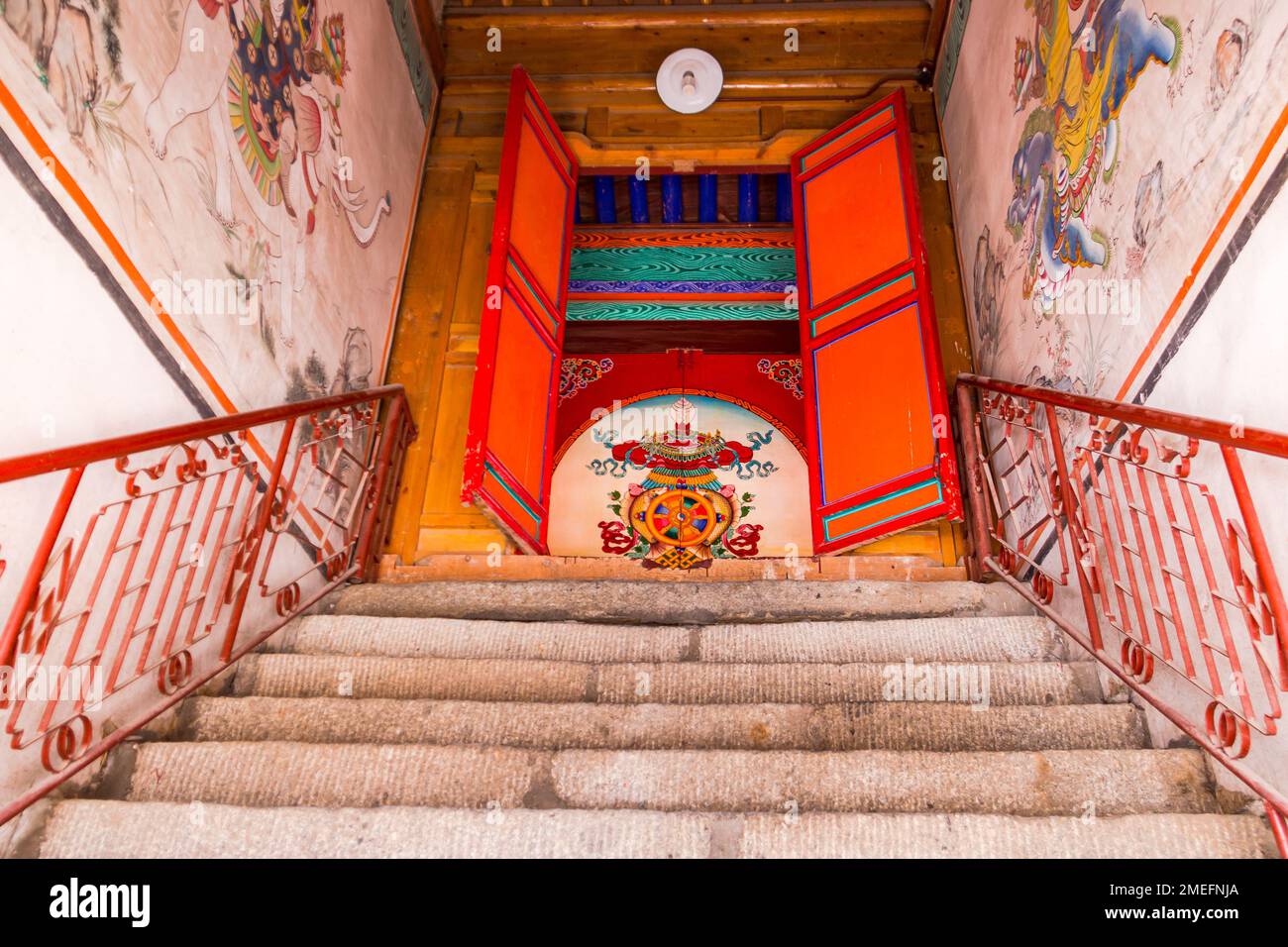 Scale che conducono ad una porta dipinta di una sala di preghiera tibetana al Monastero di Kumbum Champa Ling vicino a Xining, Cina Foto Stock