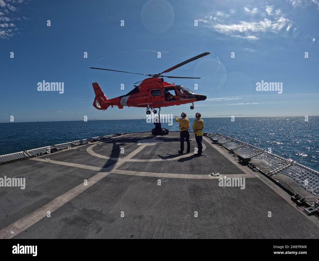 Un equipaggio di elicotteri a bordo di un elicottero MH-65 Dolphin dalla Stazione aerea Humboldt Bay conduce un rifornimento verticale con la Cutter Cutter Constalfast della Guardia Costiera (WMEC 623) mentre Constalfast pattugliava l'Oceano Pacifico, 16 agosto 2022. Il 3 ottobre 2022, dopo una pattuglia contro la narcotica di 55 giorni, Stafast tornò al loro Astoria homeport. Foto della Guardia Costiera degli Stati Uniti. Foto Stock