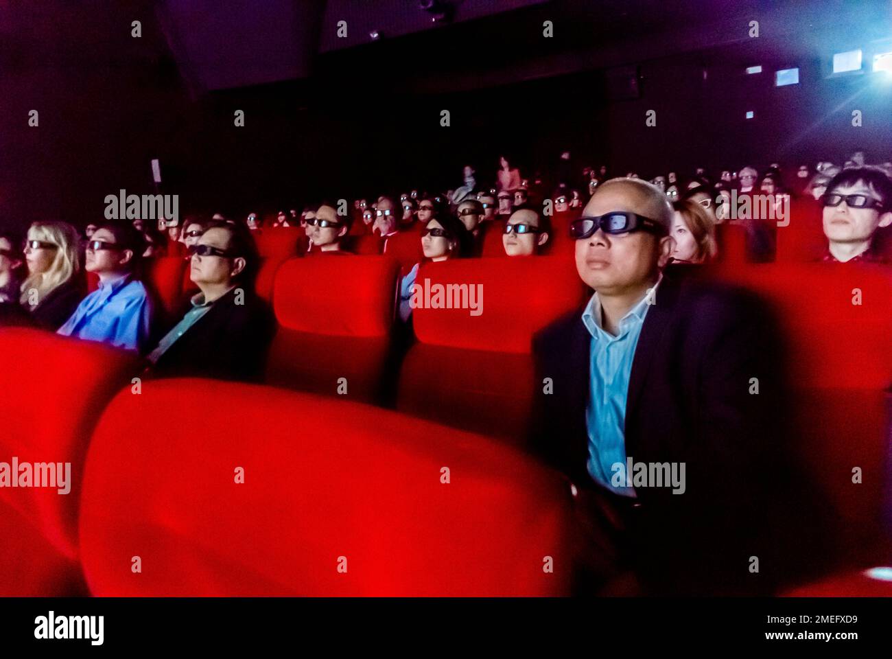 Parigi, Francia, grande folla di cinesi, fronte, pubblico, occhiali 3D, spettatori all'interno del Cinema francese, Teatro, Champs-Elysees Foto Stock