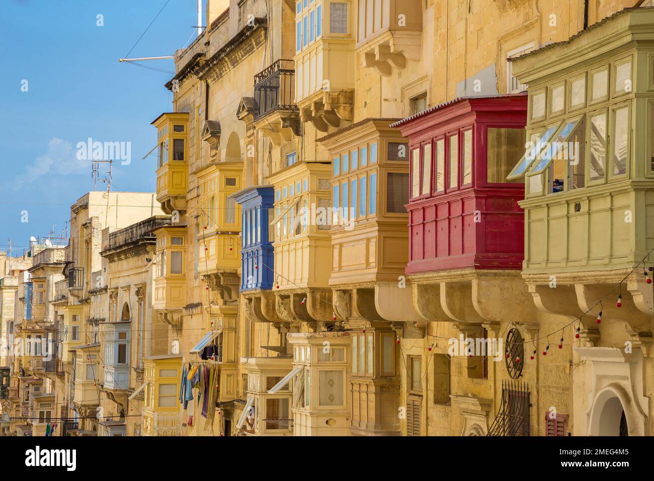Valletta, Malta - antiche case maltesi e tradizionali balconi colorati di la Valletta in una giornata di sole estate con un cielo blu chiaro Foto Stock