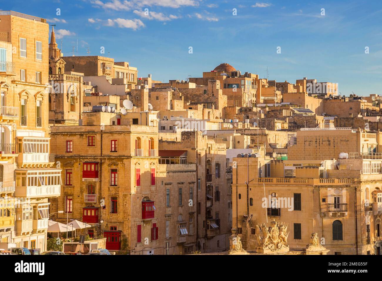 Valletta, Malta - antichi edifici e case tradizionali e colorati balconi di la Valletta presi in una mattinata di sole estate con un cielo azzurro chiaro Foto Stock