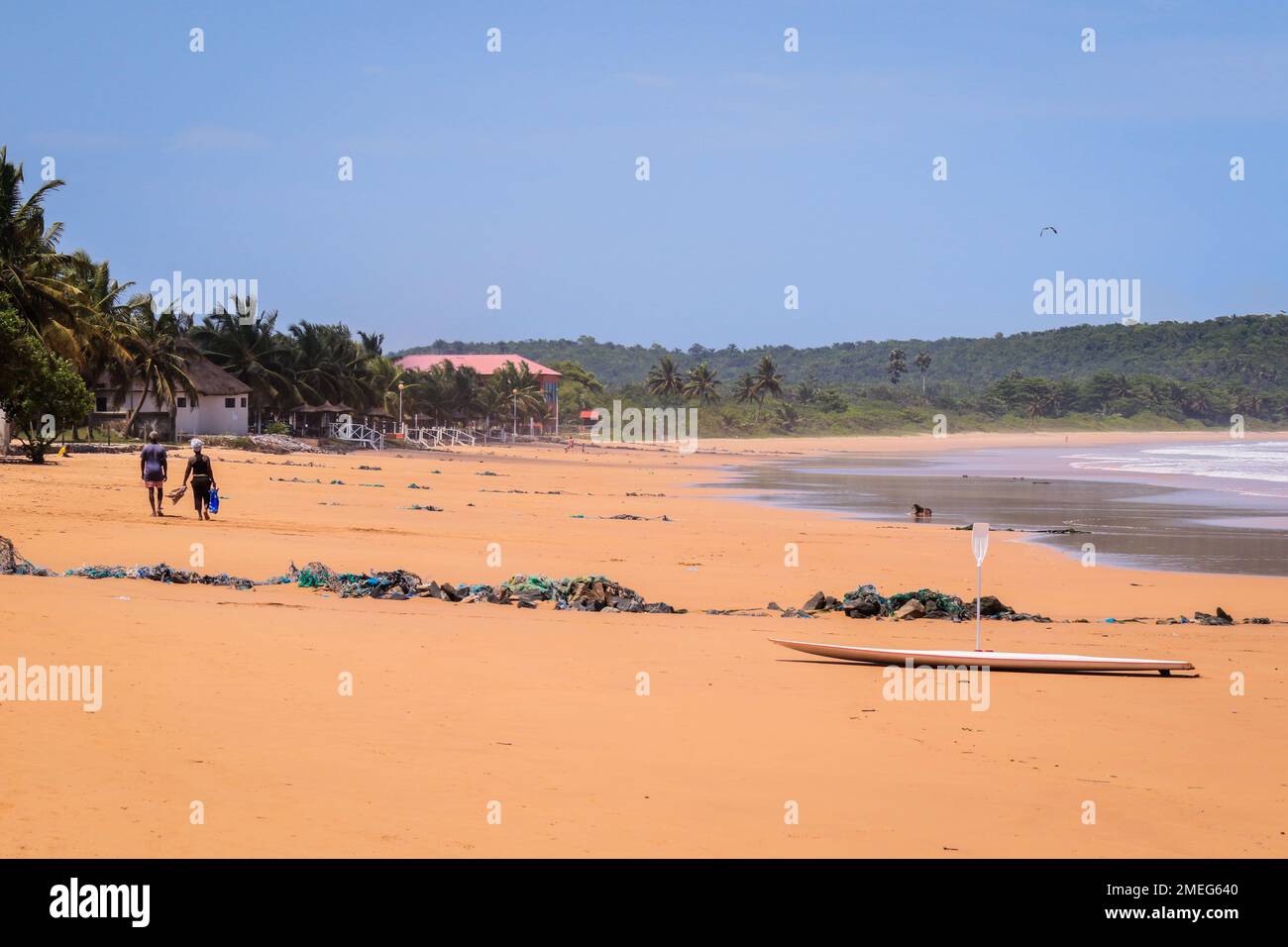 Axim, Ghana - 12 aprile 2022: Popolazione locale del Ghana sulla costa atlantica di Axim Beach Foto Stock