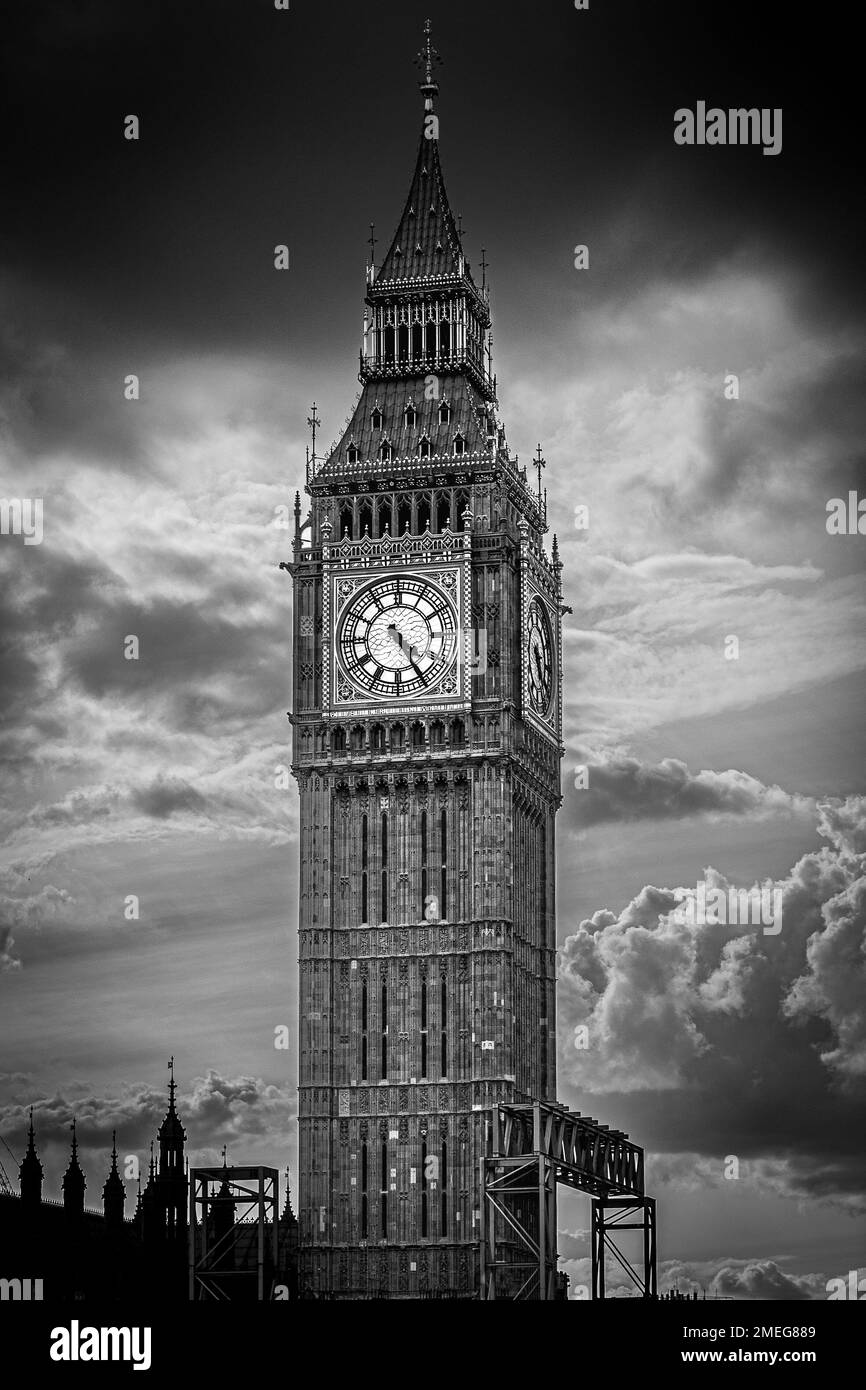 Il Big ben, ufficialmente chiamato Elizabeth Tower, è un simbolo di Londra e uno dei punti di riferimento più famosi della città. Foto Stock