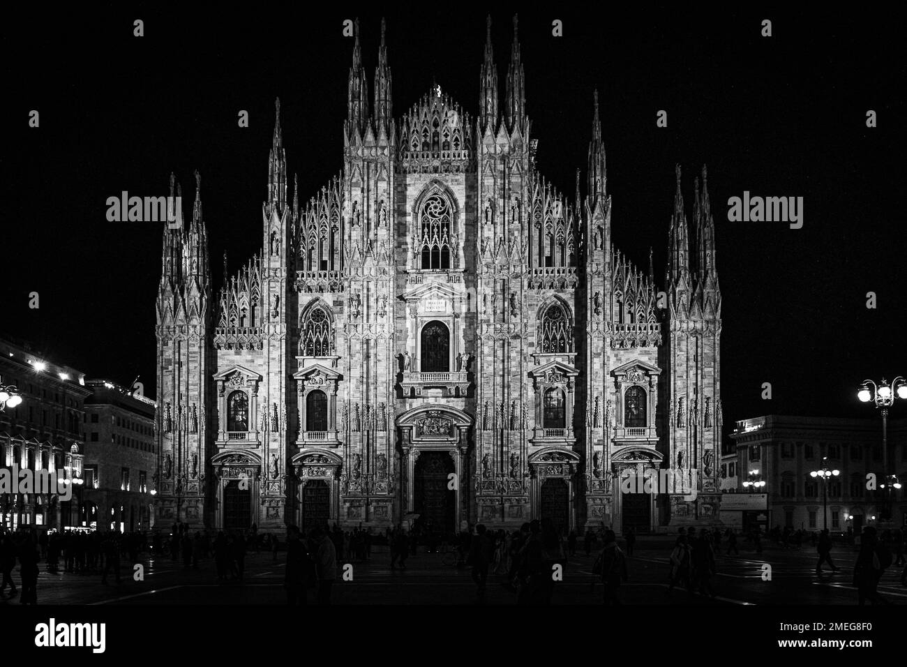 Il Duomo di Milano, dedicato a S. Maria della Natività, è un esempio mozzafiato di architettura gotica con 135 guglie. Foto Stock Il Duomo di Milano, dedicato a S. Maria della Natività, è un esempio mozzafiato di architettura gotica con 135 guglie. Foto Stock