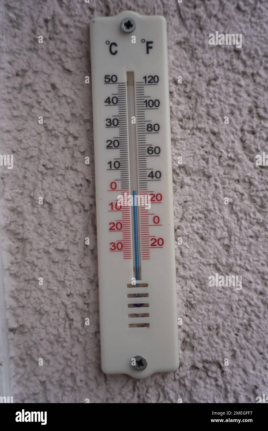 Termometro analogico per alcool esterno con 0 gradi Celsius o 32 Fahrenheit Foto Stock