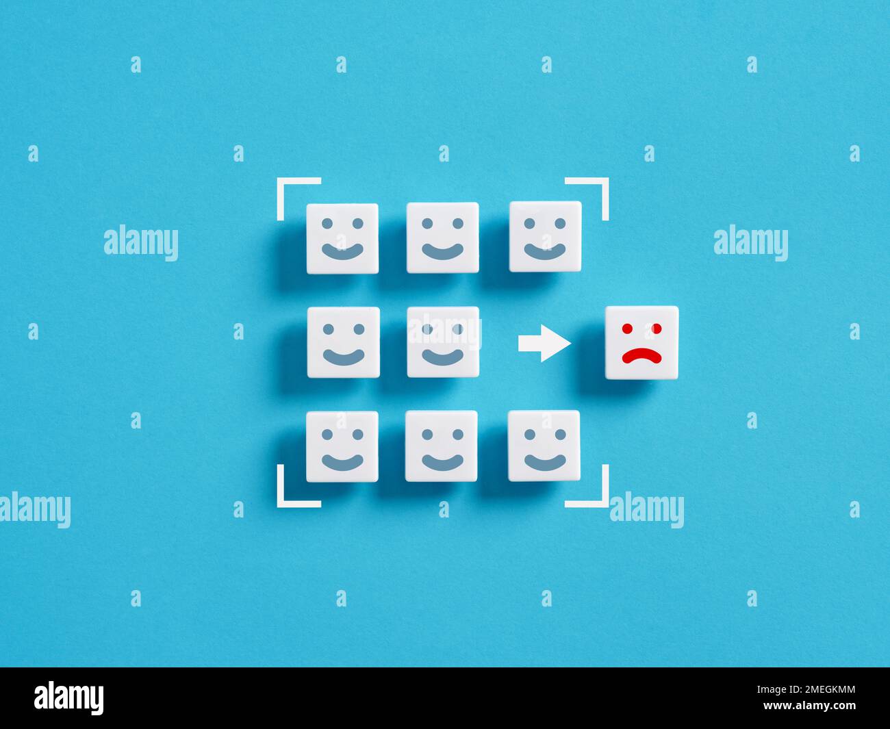 Escludendo dalla squadra persone infelici e tossiche. Allontanarsi dalla negatività o dalle emozioni negative degli altri. Blocchi bianchi con emot felice e triste Foto Stock