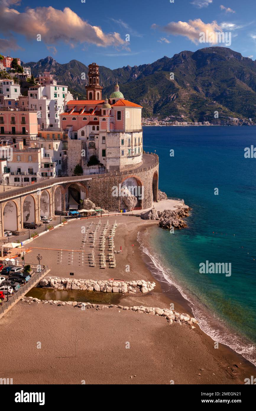 Atrani, Costiera Amalfitana, Italia. Immagine del paesaggio urbano dell'iconica città di Atrani, situata sulla Costiera Amalfitana, in Italia, nelle soleggiate giornate estive. Foto Stock
