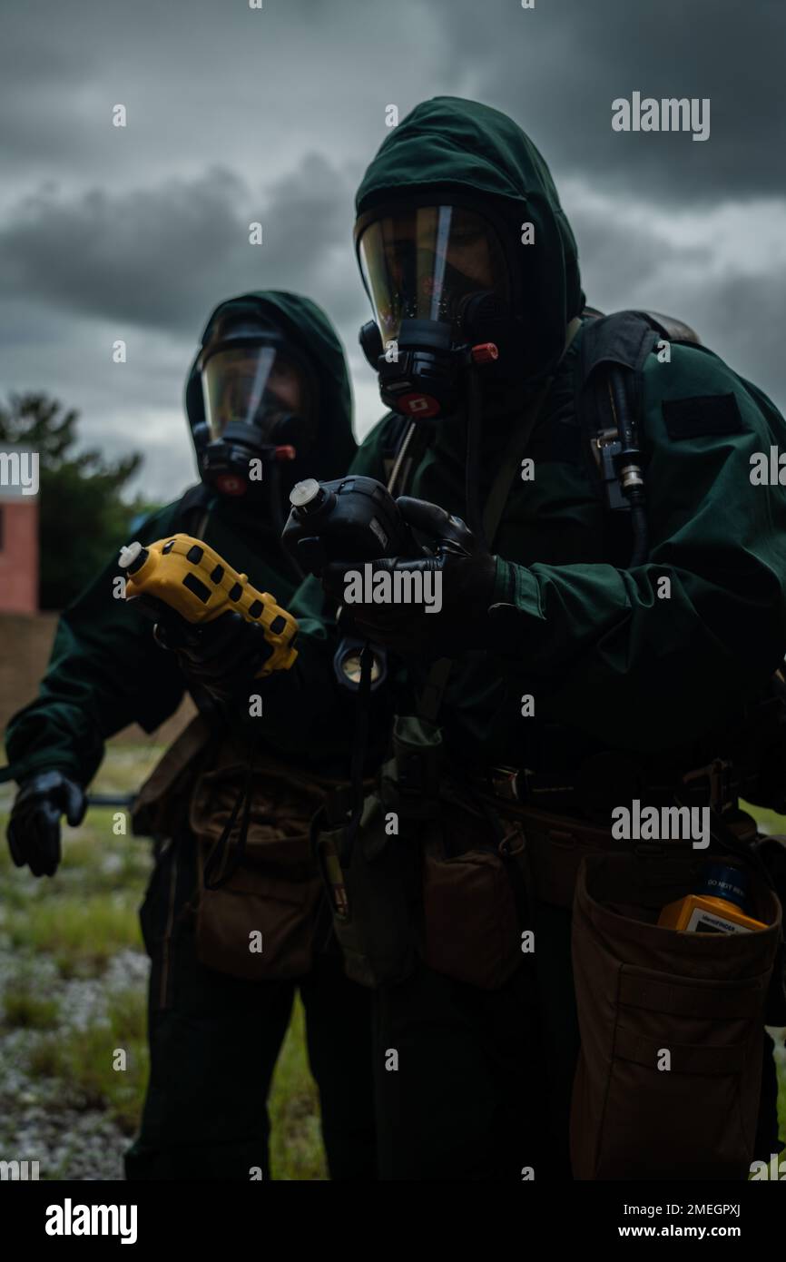 STATI UNITI Corpo marino Lance CPL. Benjamin Hinish e Lance CPL. Christian Sanghauser, sia chimici, biologici, radiologici, e gli specialisti di difesa nucleare con Marine Wing Headquarters Squadron 1, 1st Marine Air Wing, simulano i test per la contaminazione in un ambiente CBRN durante esercizio tossico Bayou, Camp Hansen, Okinawa, Giappone, 17 agosto, 2022. I Marines condussero Toxic Bayou per affinare le loro abilità nelle operazioni contro le armi di distruzione di massa in ambienti unici e impegnativi. 3rd Marine Logistics Group, con sede a Okinawa, Giappone, è un'unità di combattimento distribuita in avanti che serve Foto Stock