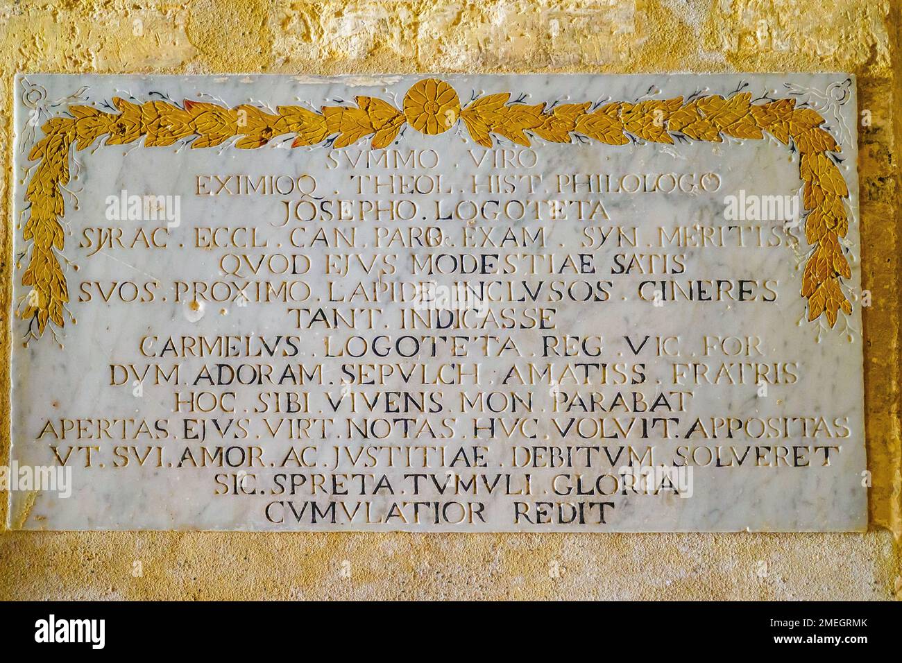 Targa commemorativa a Giuseppe Logoteta 1808 nella chiesa di San Pietro Apostolo (IV sec. d.C.) - Siracusa, Sicilia, Italia Foto Stock