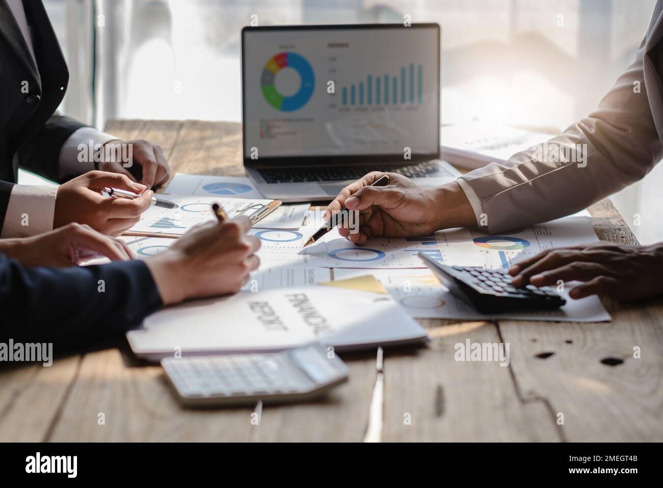 Primo piano di colleghi diversi riuniscono il brainstorming discutere le statistiche finanziarie durante la riunione dell'ufficio. finanza, concetto di lavoro di squadra Foto Stock