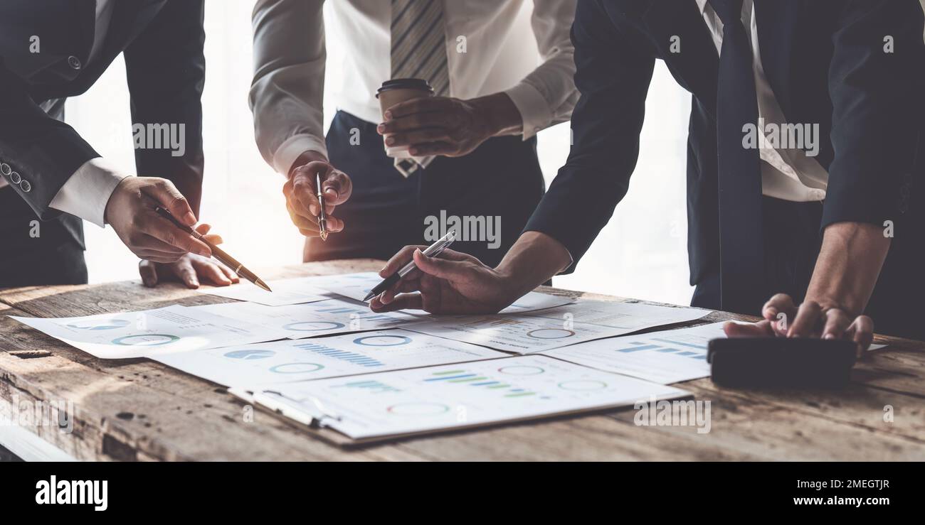 Primo piano di colleghi diversi riuniscono il brainstorming discutere le statistiche finanziarie durante la riunione dell'ufficio. finanza, concetto di lavoro di squadra Foto Stock