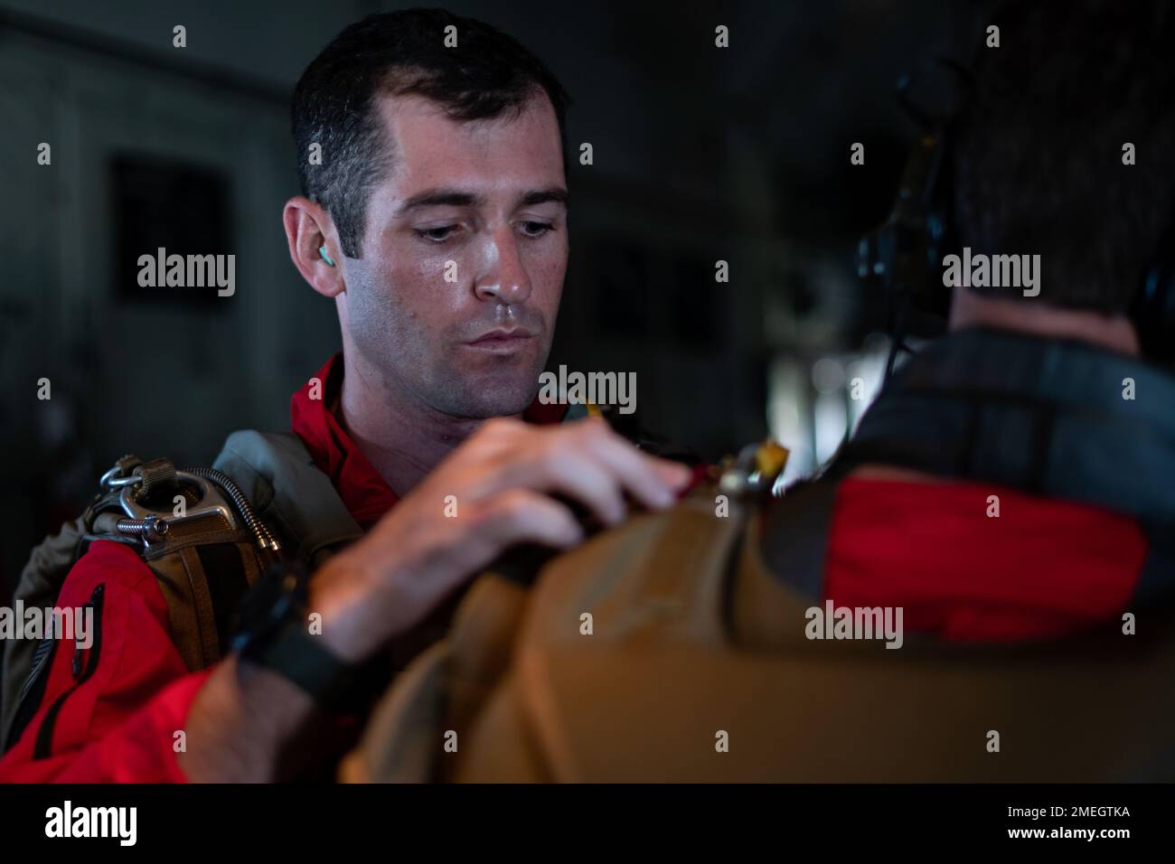 STATI UNITI Tyler Huff, 38th Rescue Squadron parascue membro della squadra, assiste un collega PJ con i suoi attrezzi prima di un'operazione di recupero del personale in acqua vicino alla base aerea di Kuantan, Malesia, 17 agosto 2022. I parasavalemen dell'USAF sono addestrati, attrezzati e postured per condurre le operazioni complete di recupero del personale in tempo di pace e negli ambienti di combattimento. Foto Stock